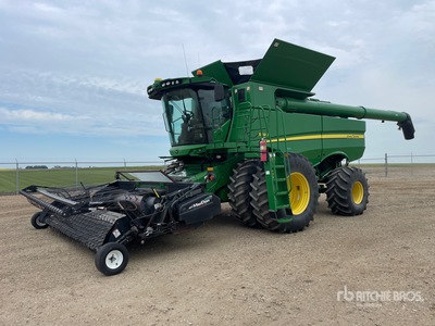 2013 John Deere S690 Combine Harvester