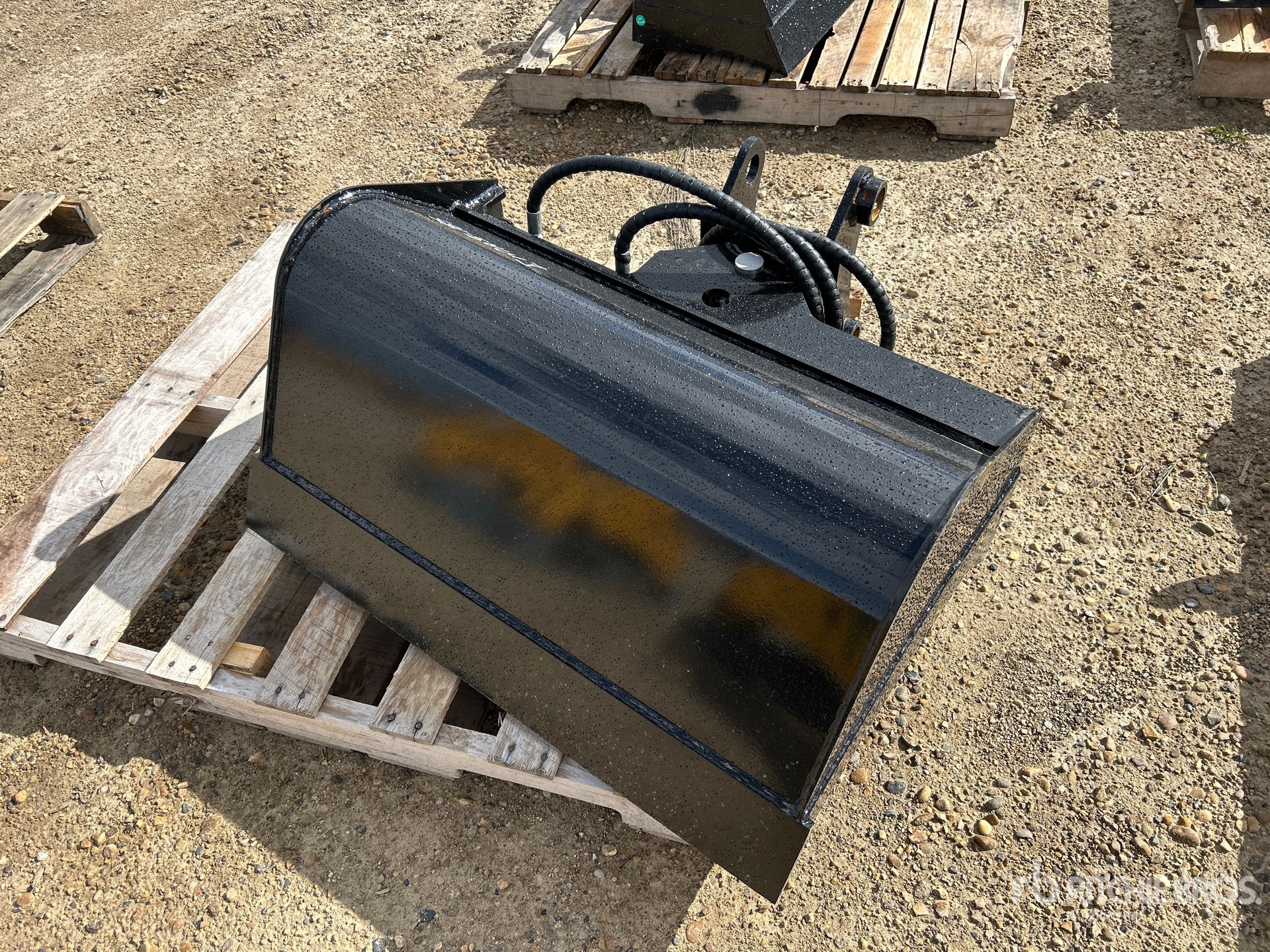 2025 GIYI GY-D5T 34 in Tilting Excavator Bucket - Fits Cat (Unused)