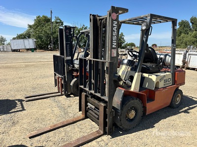 2004 Nissan PJ02A25PV 4575 lb Pneumatic Tire Montacargas