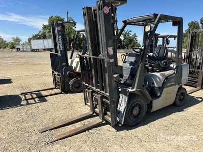 2005 Nissan MPL02A25LV 3400 lb Cushion Tire Carretilla Elevadora