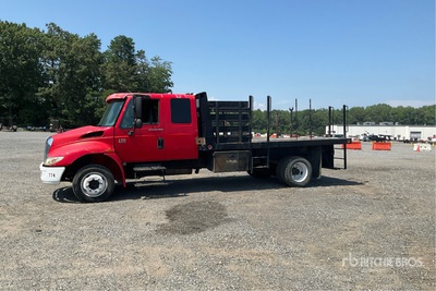 2004 International 4300 SBA 4x2 شاحنة مسطحة
