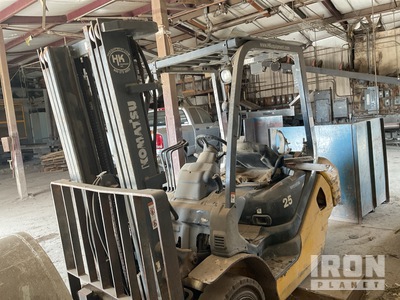 2012 Komatsu FG25T-16 5000 lb Cushion Tire Gabelstapler (Inoperable)