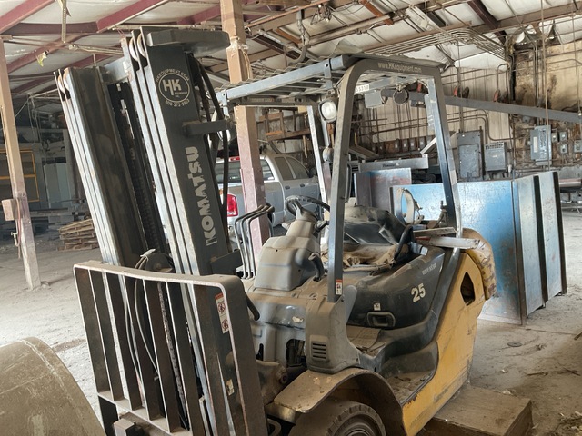 2012 Komatsu FG25T-16 5000 lb Cushion Tire Forklift (Inoperable)