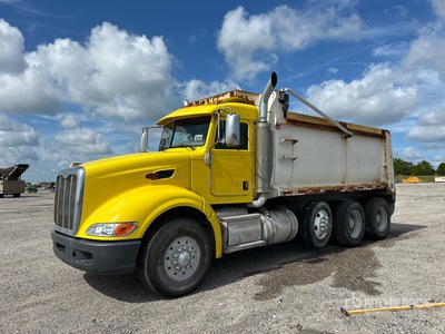 2010 Peterbilt 386 8x4 Camion à benne basculante Tridem