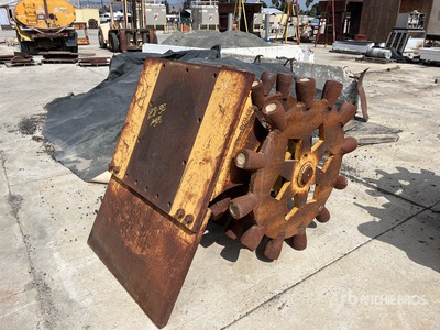 American Compaction 48 in عجلة ضغط الحفارة