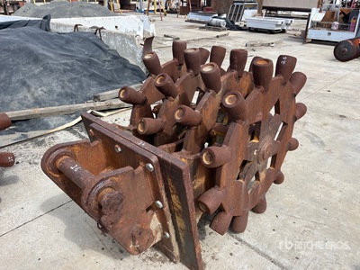 American Compaction 36 in عجلة ضغط الحفارة