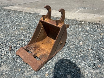12 in Q/C Digging Excavator Bucket - Fits John Deere