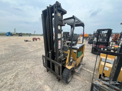 Cat E6500 4000 lb Electric Forklift (Inoperable)