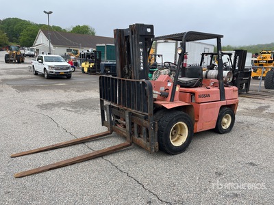 1988 Nissan UF03A35V 6550 lb Pneumatic Tire Forklift