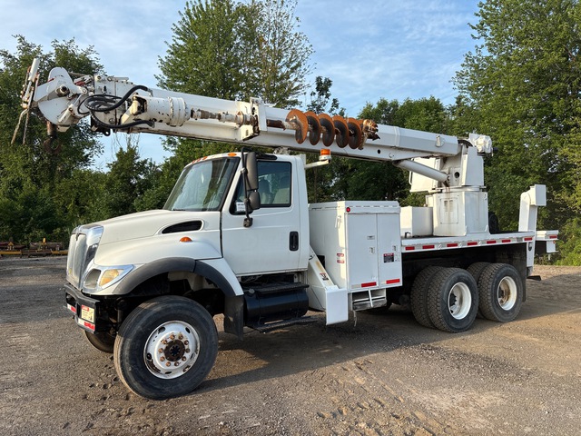 Altec D3060T on 2005 International 7400 6x6 Digger Derrick Truck