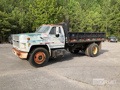 1993 Ford F-700 4x2 S/A Dump Truck