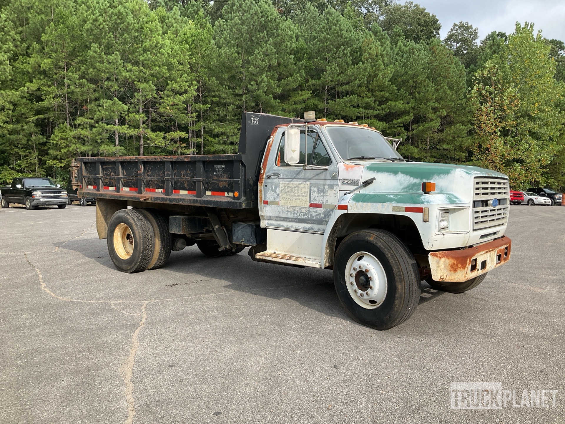1993 Ford F-700 4x2 S/A Dump Truck in Glen, Mississippi, United