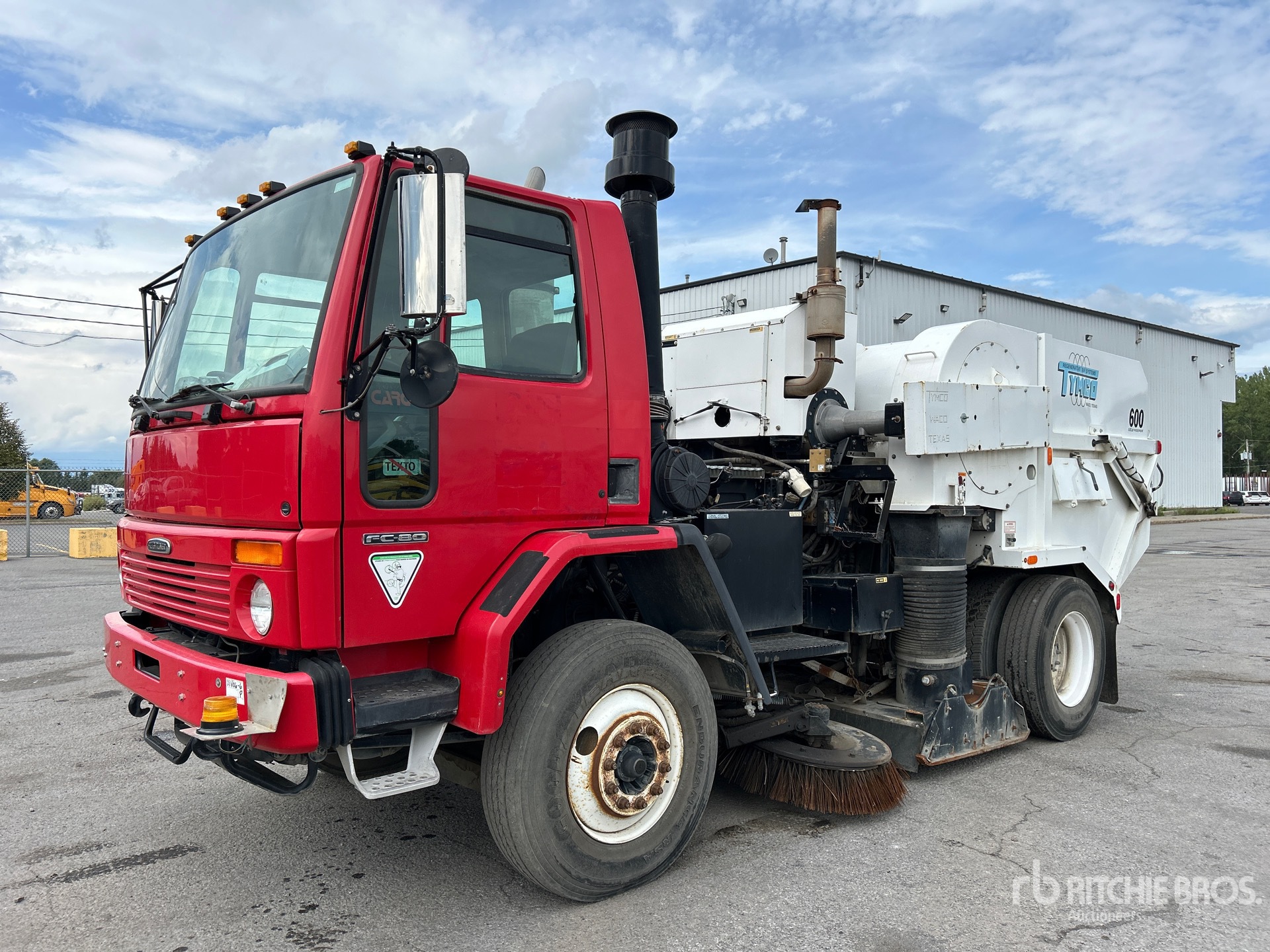Tymco 600 on 2006 Freightliner FC80 Autocarro spazzatrice