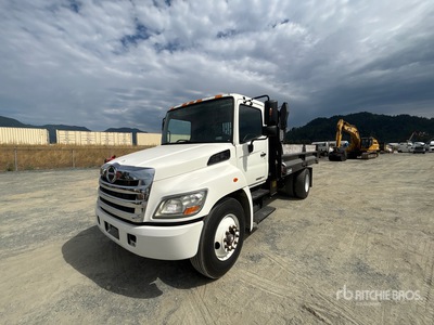 2013 Hino 268 4x2 Camion à benne basculante S/E