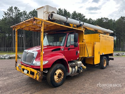2014 Altec LR760 60 ft on 2015 International 4300 4x2 Forestry Camion de cubo