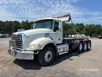 2014 Mack GU813 Granite 6x4 Camión rodante