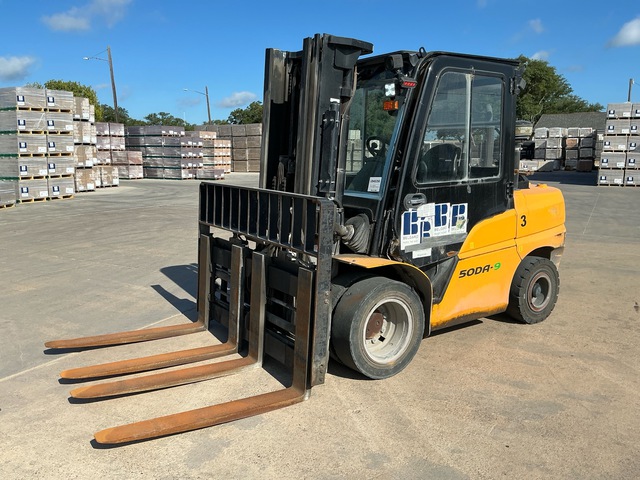 Hyundai 50DA-9 10780 lb Pneumatic Tire Forklift