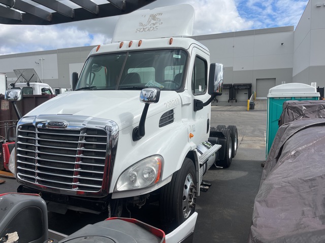 2015 Freightliner Cascadia 113 6x4 T/A Day Cab Truck Tractor (Inoperable)