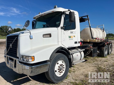 2005 Volvo VHD64 8x4 Roll-Off Truck