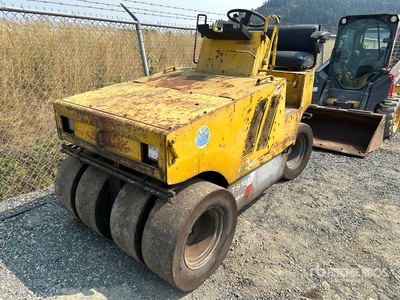1994 Sakai TS160 8 Wheel Pneumatic Roller