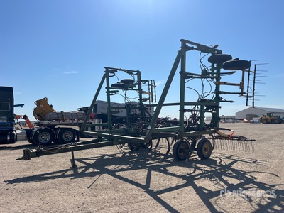 John Deere 1610 31 ft Cultivator