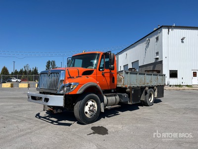 2010 International 7300 Tri/A Dagcabine Trekker