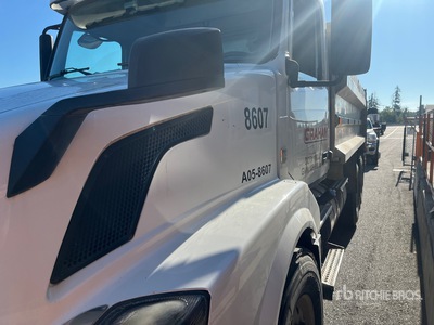 2014 Volvo VNL Tri/A Camión dumper