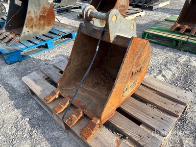 Edge 18 in Digging Excavator Bucket