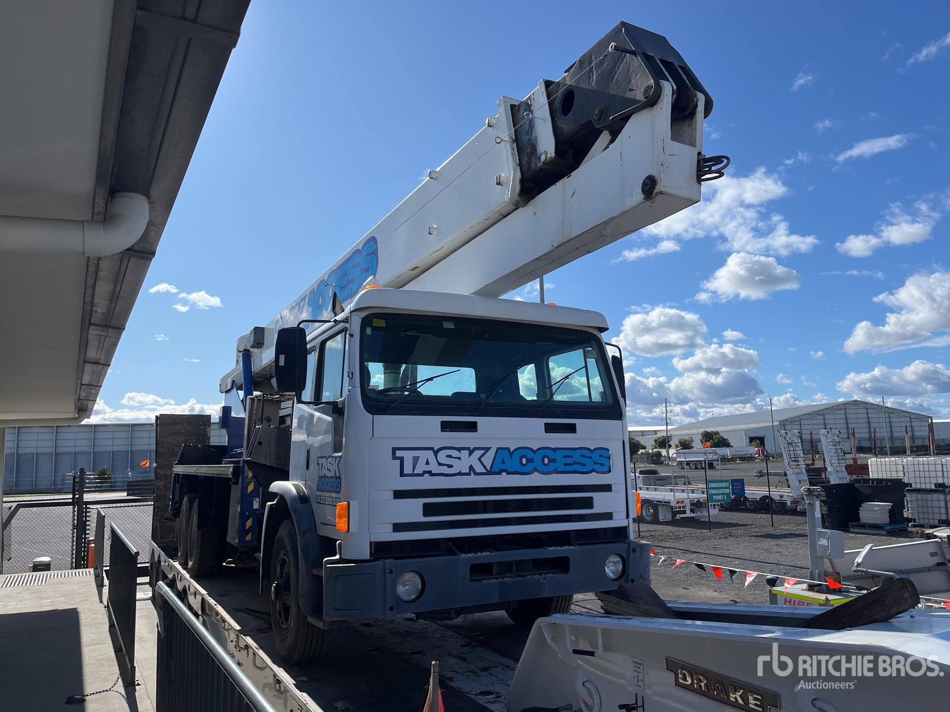 1984 STAR PROBE 40 m on 1997 International Acco 2350G 6x4 Bucket Truck