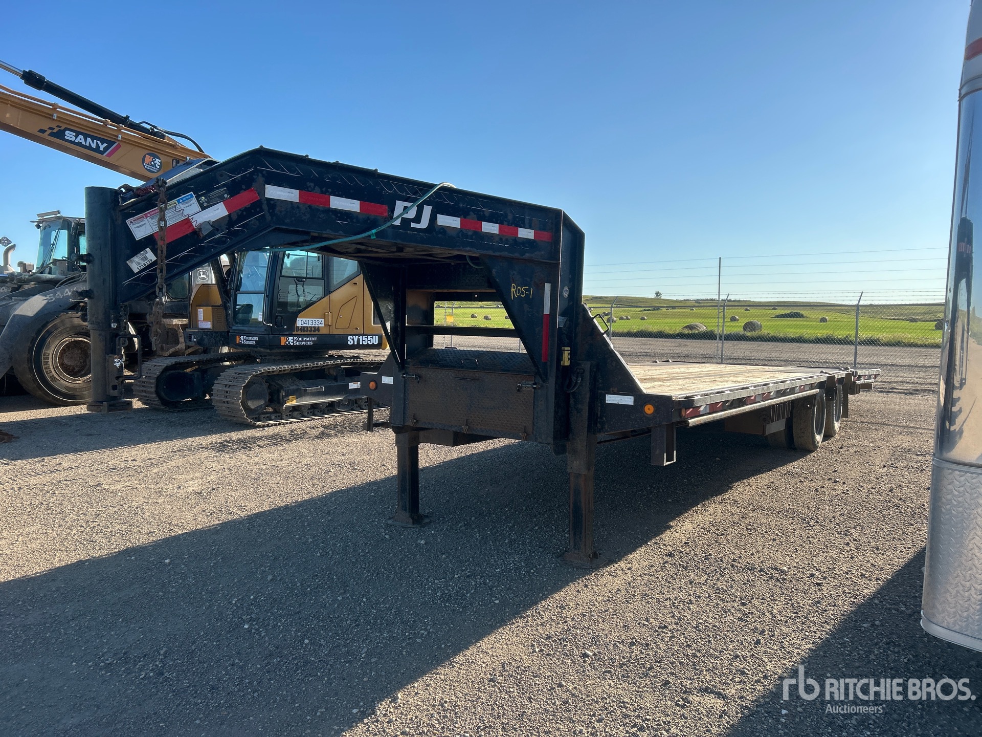 2015 PJ Trailer Gooseneck Flatbed Trailer