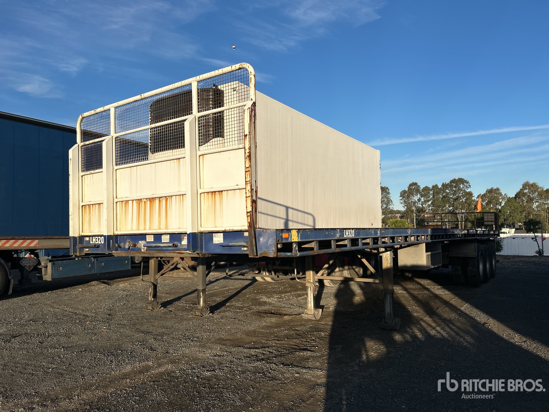 2002 MaxiTrans Flatbed Trailer