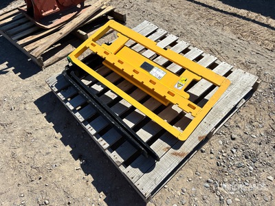 2025 STARVOX SV-CPF36 36 in Skid Steer Forks (Unused)