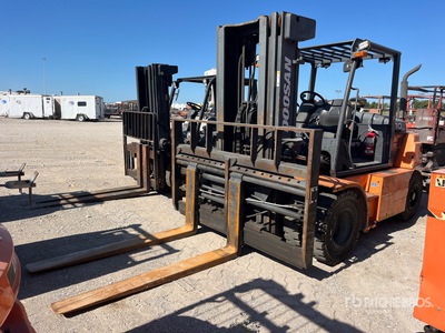 Doosan D70S-7 13700 lb Pneumatic Tire Montacargas