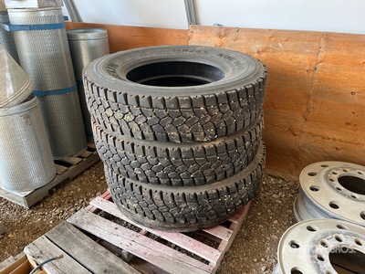 Quantity of (4) 11R24.5 Opony