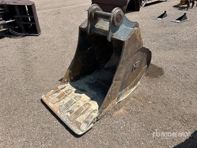 HE 36 in Cleanup Excavator Bucket
