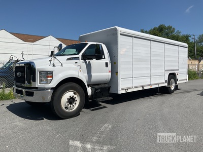 2016 Ford F-750 4x2 10 Bay Camión de bebidas