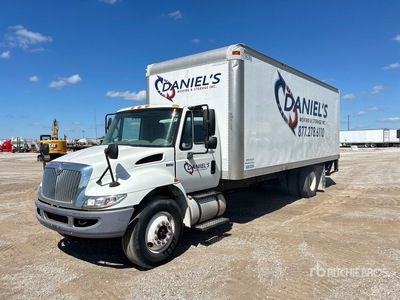 2010 International 4300 4x2 شاحنة فان