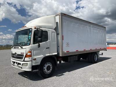 2016 Hino 1524 Camion con Caja Seca / Van Truck