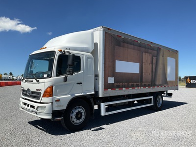 2016 Hino 1524 Camion con Caja Seca / Van Truck