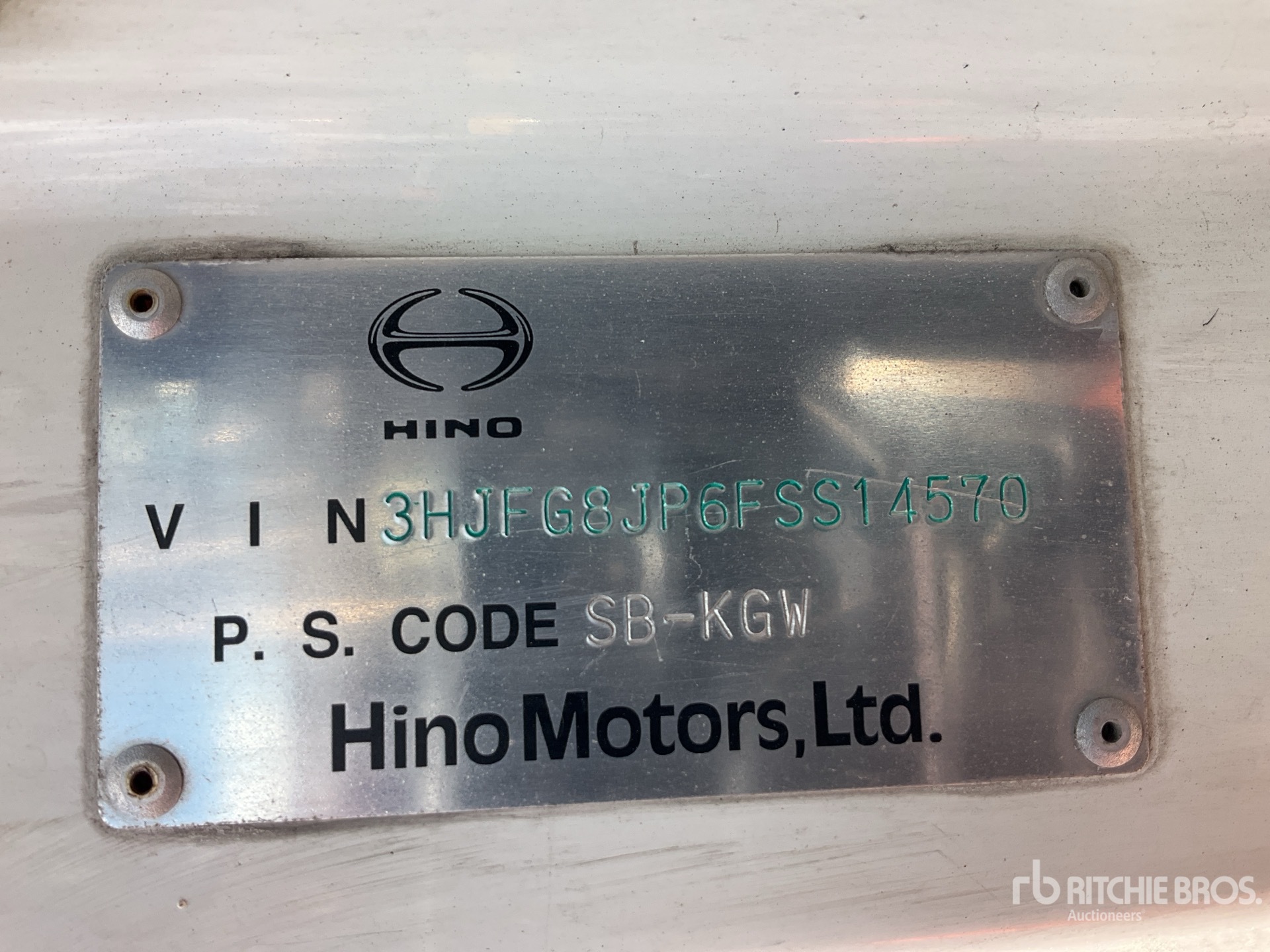 2015 Hino 1524 4x2 Camion con Caja Seca / Furgoneta caja cerrada