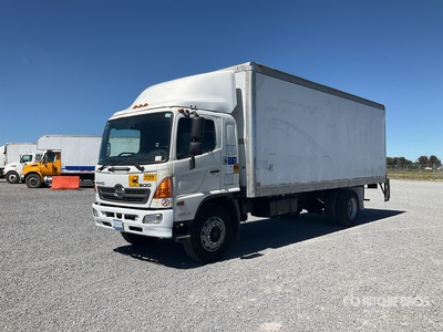 2016 Hino 1524 Camion con Caja Seca / Van Truck