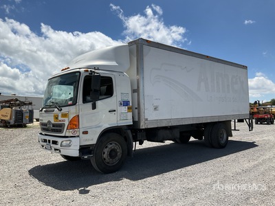 2016 Hino 1524 Camion con Caja Seca / Furgoneta caja cerrada