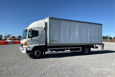 2017 Hino 1524 Camion con Caja Seca / Van Truck