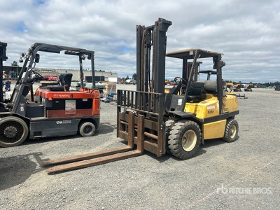 2001 Yale GLP100MJNGBV110 10000 lb Pneumatic Tire Montacargas