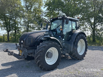 2012 Valtra T213 Tracteur agricole 4 roues motrices