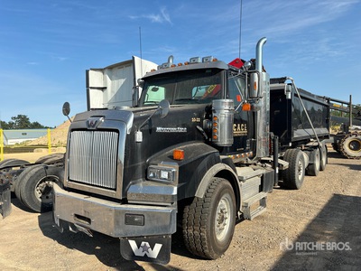 2022 Western Star 4900 8x6 Roll-Off Truck