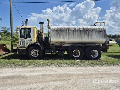 Mack MR688S Camion cisterna de agua (Inoperable)