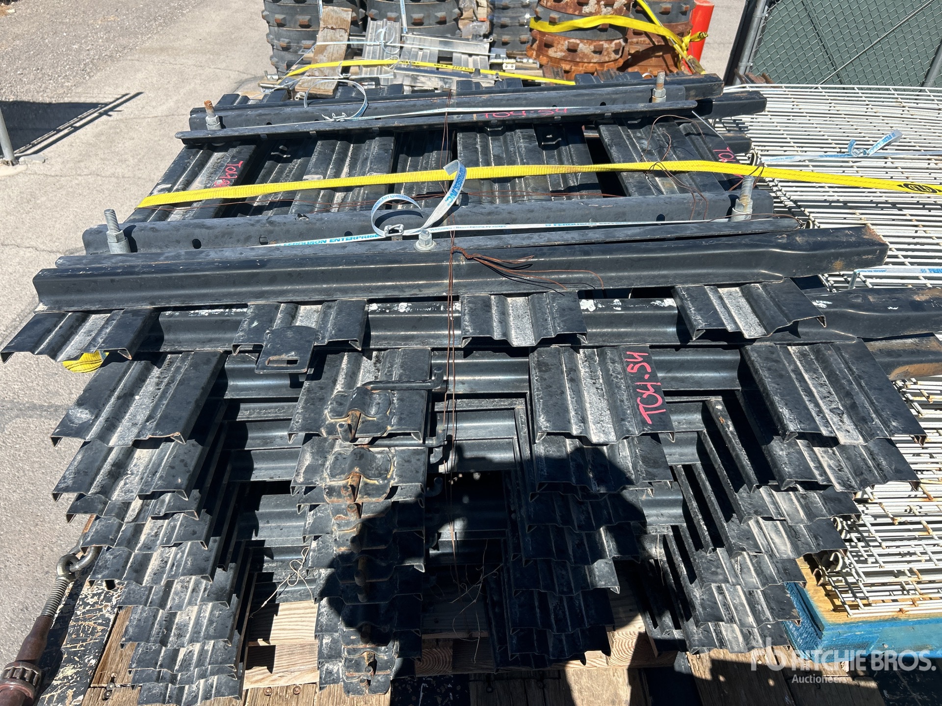 Quantity of (3) Pallets of Side Gates Varios implementos camion