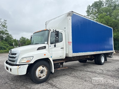 2013 Hino 238 4x2 Furgoneta caja cerrada