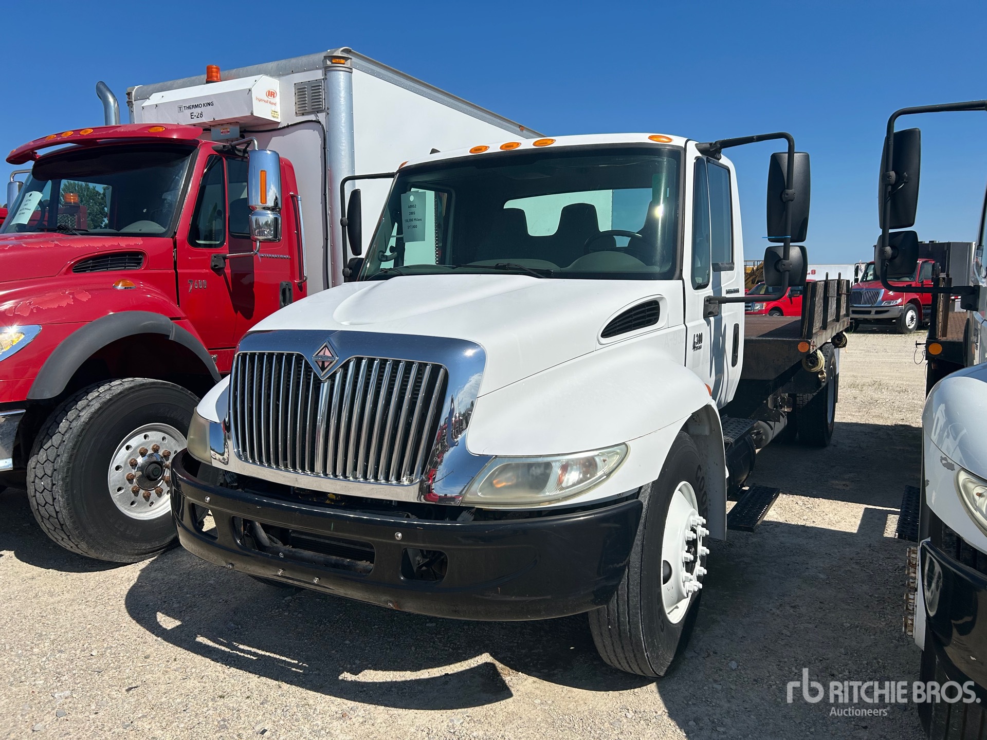 2005 International 4300 4x2 Camión plataforma volquete